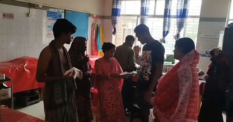 চিকিৎসা নিচ্ছেন কুকুরের কামড়ে আহতরা